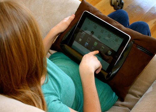 是e抱枕，保護、使用iPad有趣又實用的解決方案這篇文章的首圖