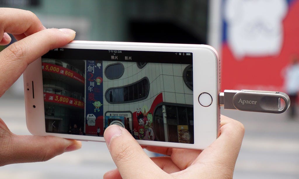 是懶科技：為什麼有了雲端硬碟你還需要iPhone 雙頭隨身碟？這篇文章的首圖