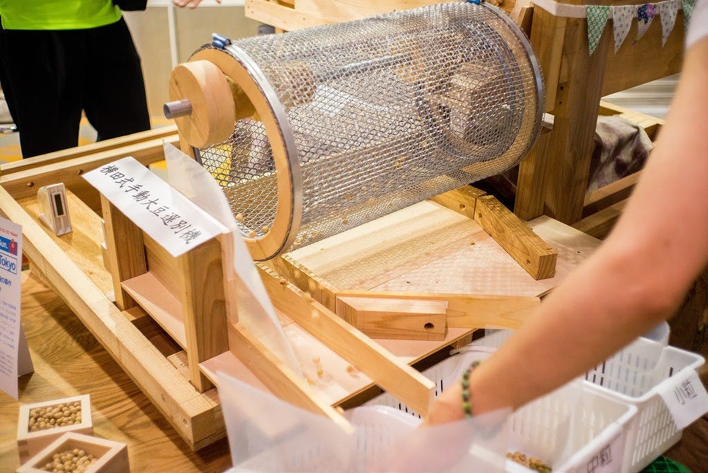 是[面白日本] 日本 Maker Faire Tokyo 特輯：純機械的浪漫（上）木製全自動大豆選豆機這篇文章的首圖