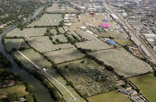 是空中實拍大型音樂節後的「災難現場」這篇文章的首圖