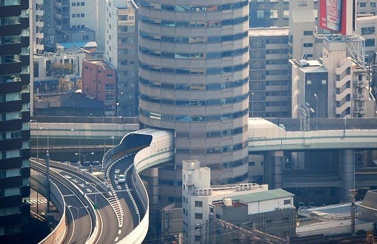 是從大樓中間穿過的高速公路這篇文章的首圖