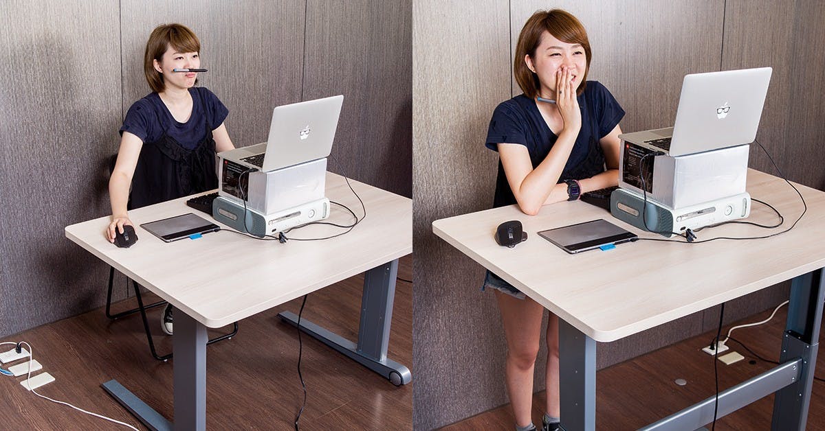 是免打「空八空空」！有腰酸背痛問題，先用 Flexiwork 升降桌解決「久坐不站」健康殺手！這篇文章的首圖