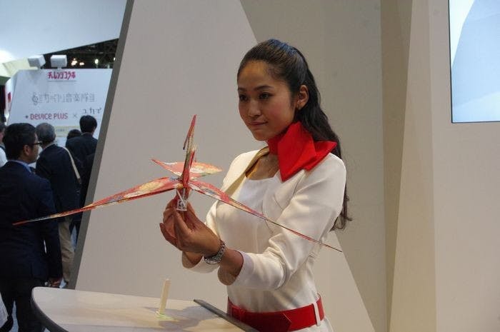 是CEATEC Japan 2015 : ROHM 展出用一顆僅 SD 卡大的省電 MCU 控制的鶴型飛行機這篇文章的首圖