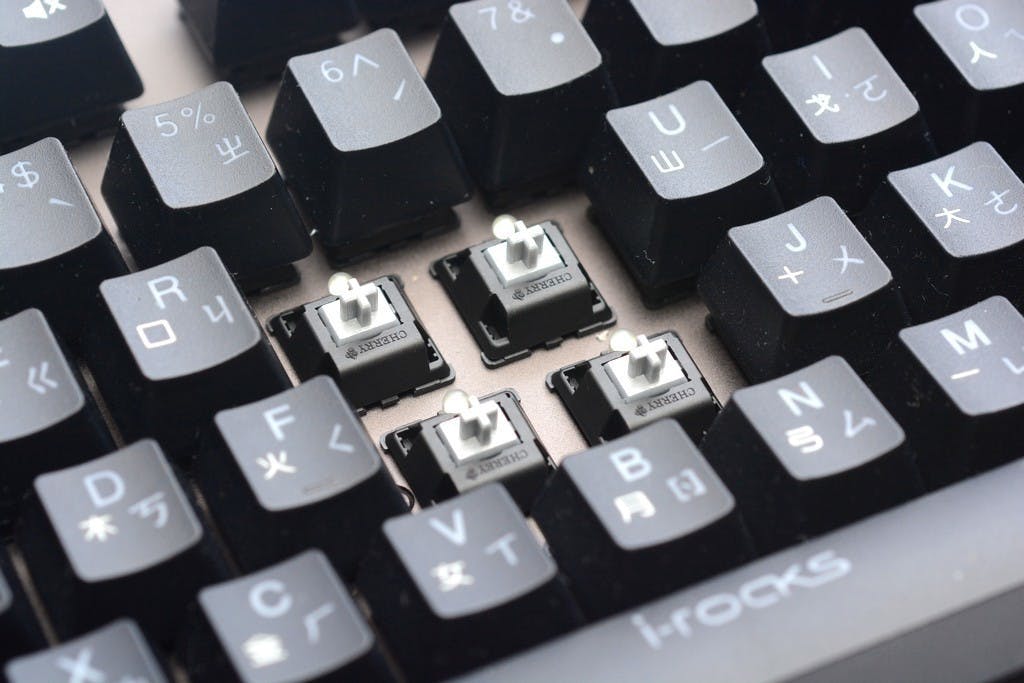 是i-rocks K65M 銀軸開箱測試：為電競而生的短行程機械軸這篇文章的首圖