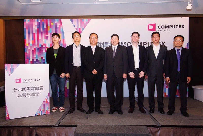 【COMPUTEX新聞照片】COMPUTEX今日舉辦「遊戲悍將齊聚COMPUTEX」記者會,由外貿協會副秘書長葉明水(中)率國內外遊戲大廠NVIDIA(左一)、Thermaltake(左二)、MSI(左三)、HWBOT(右三_resize