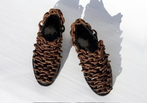 你拍攝的 chain-shoes-1-600x420。