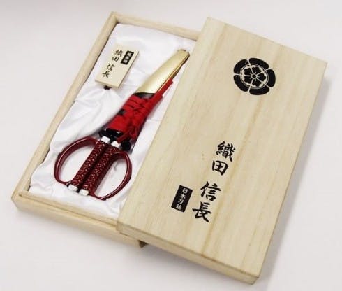 是武士刀造型剪刀看起來就是猛，而織田信長意象更不用說了這篇文章的首圖
