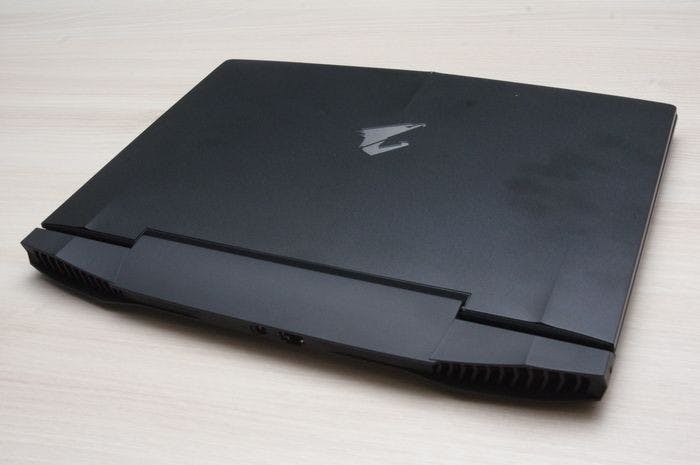 是內部小改的高規薄化電競機種， AORUS X3 Plus V3 動手玩這篇文章的首圖