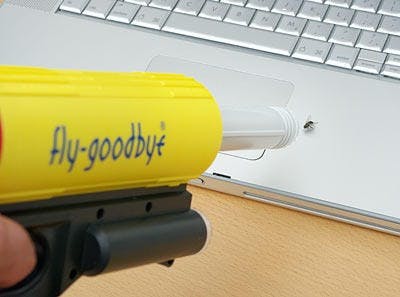 你拍攝的 c1ab_fly_goodbye_bug_vacuum_gun_inuse。