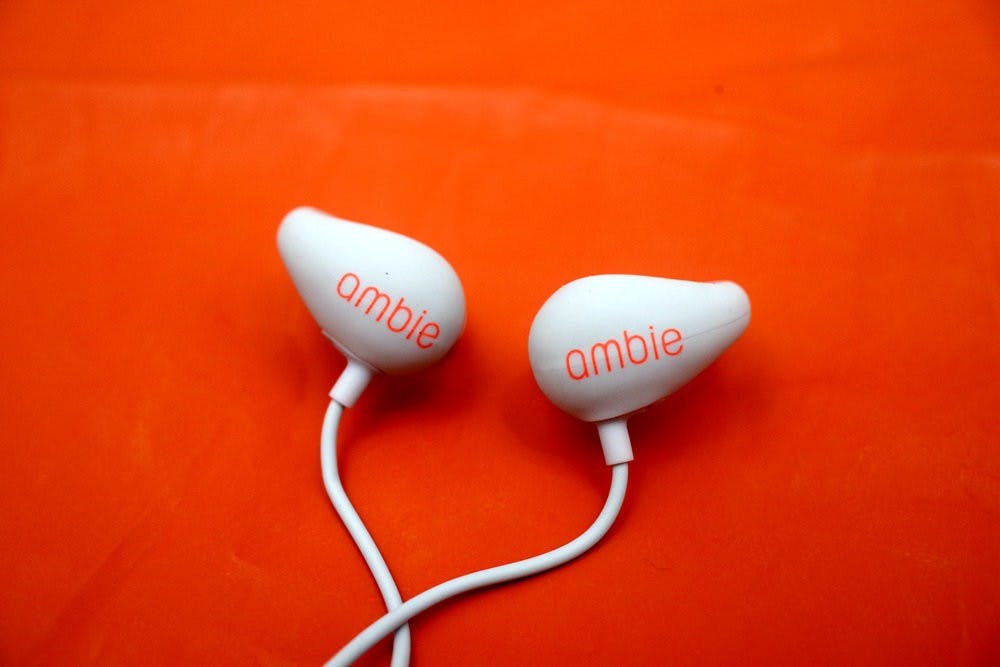 是獨特的耳環型全開放導管設計， Ambie 全開放式動圈耳機動手玩這篇文章的首圖