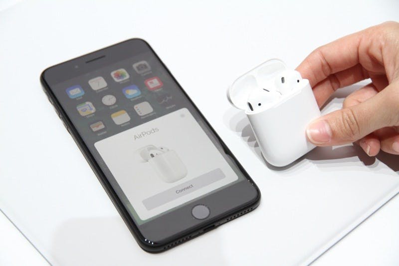 是蘋果新無線耳機AirPods 仍可用於其他品牌手機等設備這篇文章的首圖
