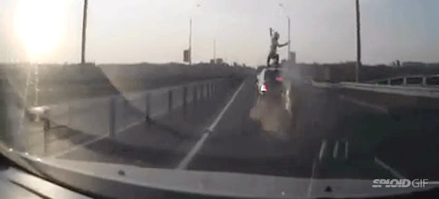 是重機撞車後直接站立於汽車頂,想也知道哪個民族才做的到!這篇文章的首圖