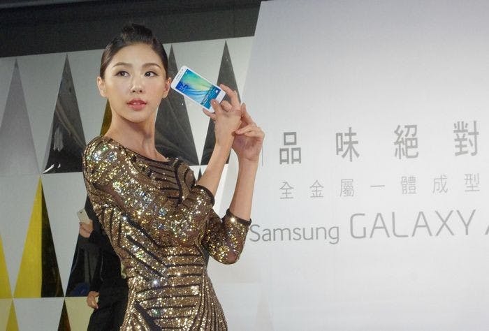 是Galaxy Alpha 新成員，瞄準年輕族群並主打金屬工藝 Galaxy A3 、 A5 在台推出這篇文章的首圖