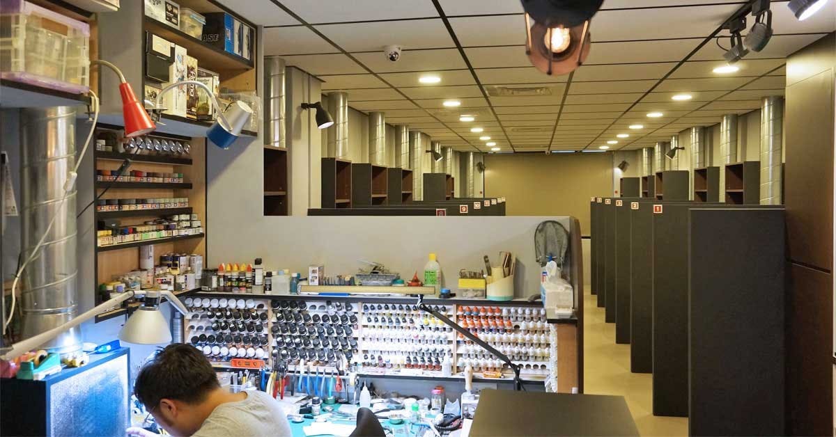 是家裡沒有地方可以做模型嗎？來模型格納庫的模型製作空間看一看吧！這篇文章的首圖