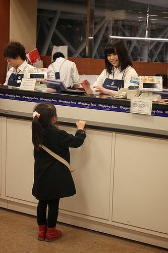 SAKURAKO buys "AIKATSU-BOOK" with hers pocket money.
