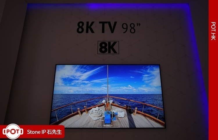 是Vestel 展出 98 吋的 8K 電視,但顯現的卻是低像素照片這篇文章的首圖