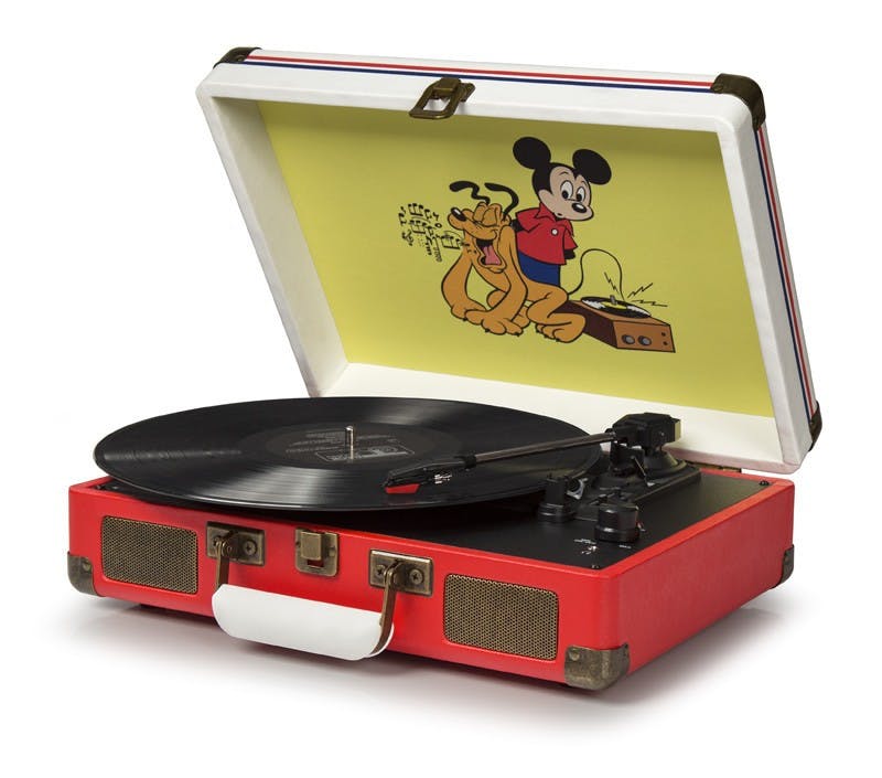 是感覺溫馨， Lawson HMV 與 Crosley Radio 合作推出迪士尼聯名的手提箱型黑膠唱盤這篇文章的首圖