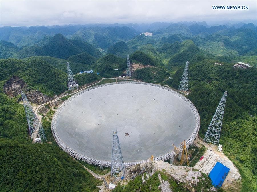 是中國打造了將近 30 個足球場大的電波望遠鏡，希望能找到外星人這篇文章的首圖