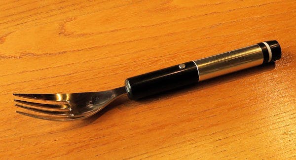 是利用電流達到欺騙舌頭的電動調味叉這篇文章的首圖
