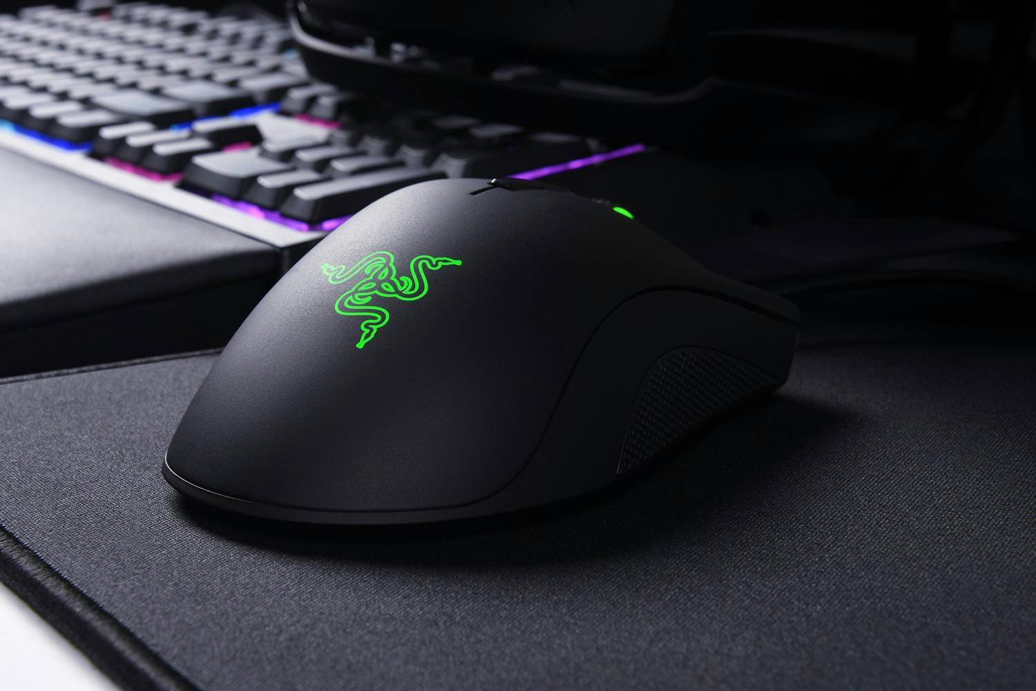 是標榜搭載 16,000 DPI 感測器， Razer Deathadder Elite 版登場這篇文章的首圖