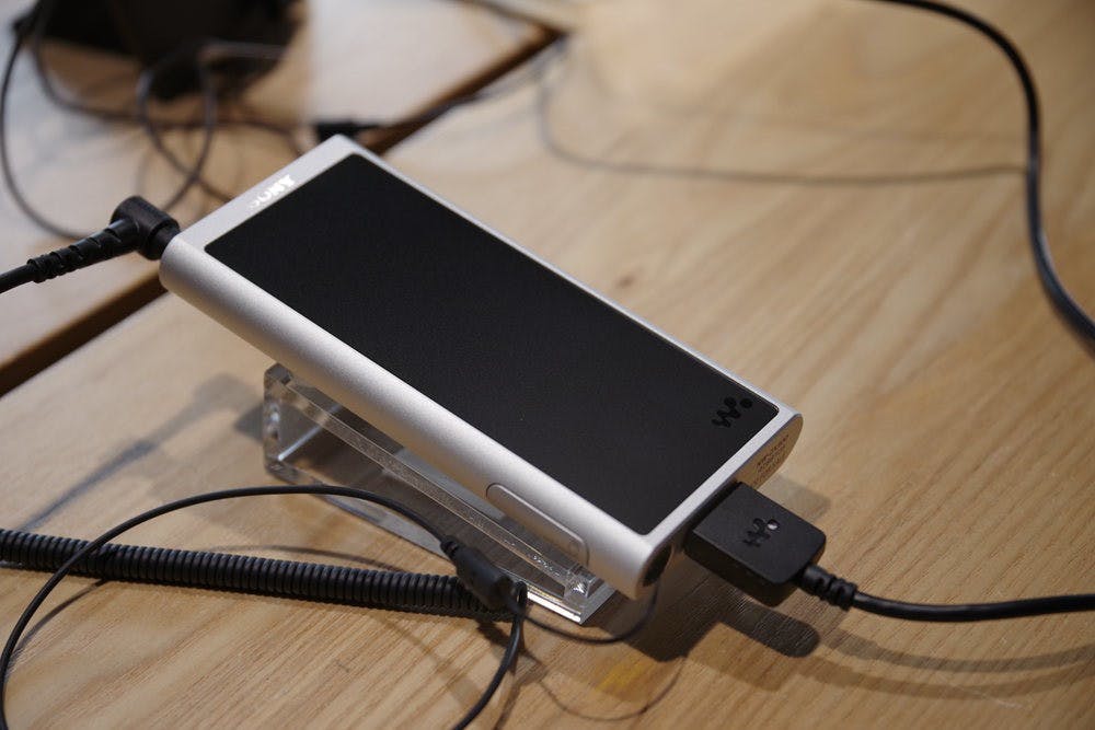 是主打 WM-1 技術下放的 Walkman ZX-300 與添加 USB DAC 模式的 Walkman A40 在台發表這篇文章的首圖