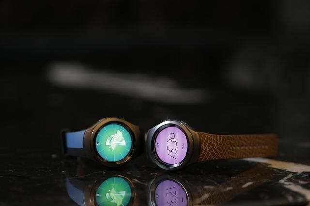 是為打造時尚形象，三星 Gear S2 邀請義大利設計師 Alessandro Mendini 設計客製化配件這篇文章的首圖