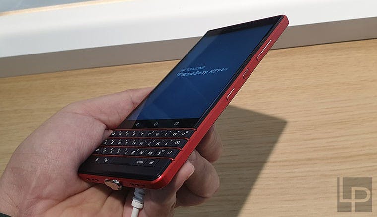 TCL展出BlackBerry Key2黑莓機Red Editio紅黑新色,實機動手玩