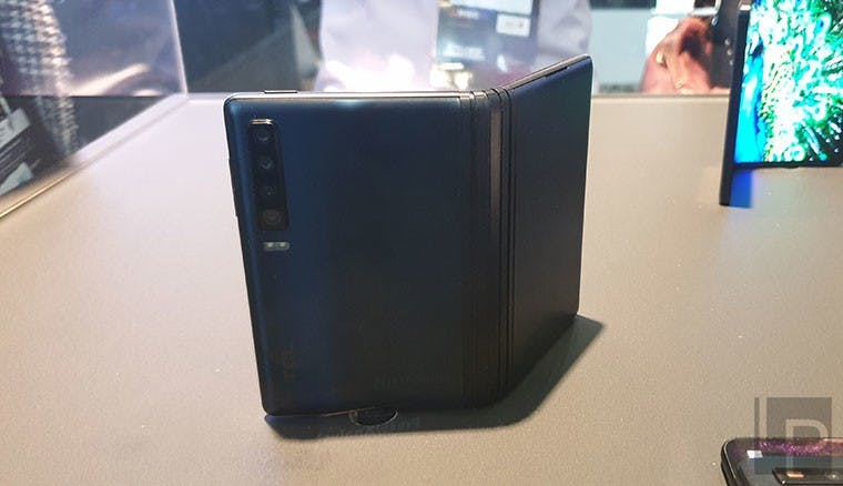 TCL展出多款折疊螢幕手機,展示不同型態的設計應用