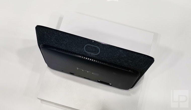 HTC展出5G mobile smart hub行動基地台與具備6DoF控制器的VIVE Focus Plus一體機