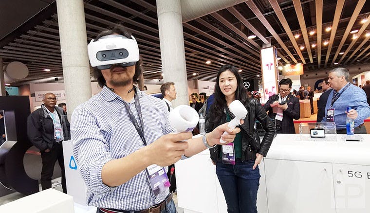 HTC展出5G mobile smart hub行動基地台與具備6DoF控制器的VIVE Focus Plus一體機