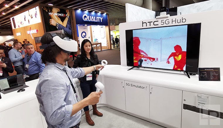 HTC展出5G mobile smart hub行動基地台與具備6DoF控制器的VIVE Focus Plus一體機