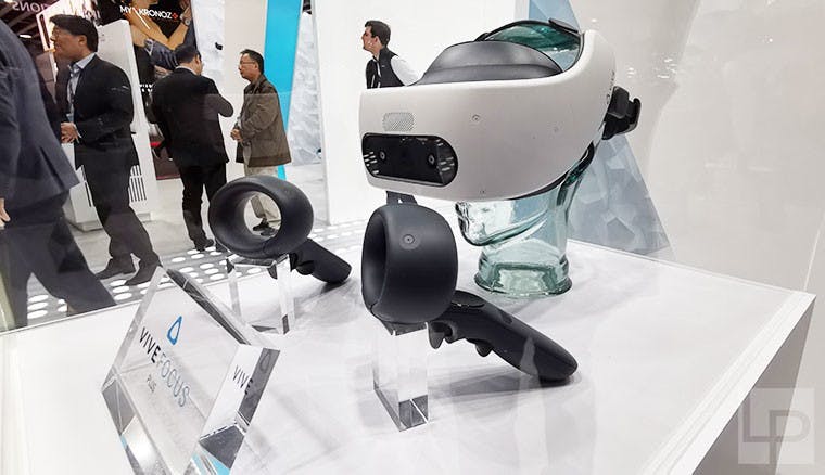 HTC展出5G mobile smart hub行動基地台與具備6DoF控制器的VIVE Focus Plus一體機