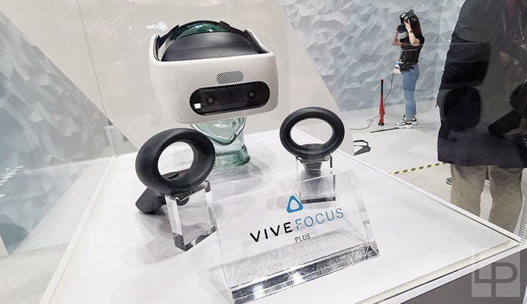 HTC展出5G mobile smart hub行動基地台與具備6DoF控制器的VIVE Focus Plus一體機