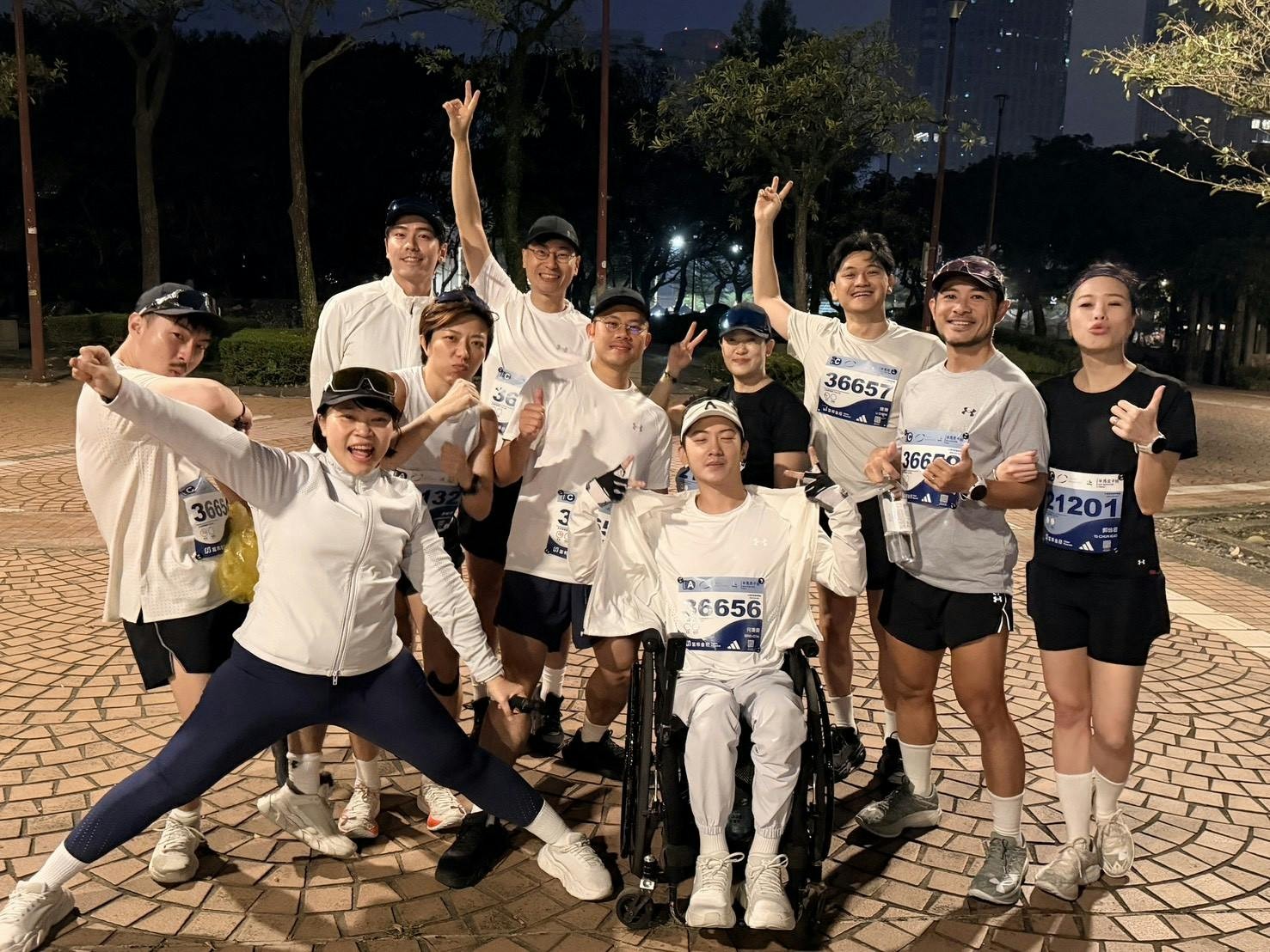 清晨5:30摸黑集合,跑團夥伴也感受到起跑前的緊張氣氛。 清晨5:30摸黑集合,跑團夥伴也感受到起跑前的緊張氣氛。
