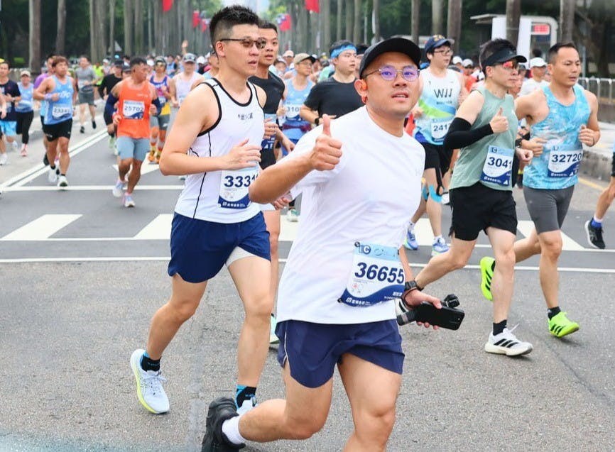 去年參加比較趣味的田中馬,今年正式挑戰正規賽事,宜澂也對馬拉松持續燃起興趣,希望可以邁向下一個全馬挑戰。 去年參加比較趣味的田中馬,今年正式挑戰正規賽事,宜澂也對馬拉松持續燃起興趣,希望可以邁向下一個全馬挑戰。