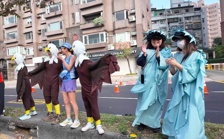 雖然馬拉松是一個人的孤獨旅程,但一路上所有加油團的鼓勵,真的會讓人能燃起能量繼續跑下去。 雖然馬拉松是一個人的孤獨旅程,但一路上所有加油團的鼓勵,真的會讓人能燃起能量繼續跑下去。