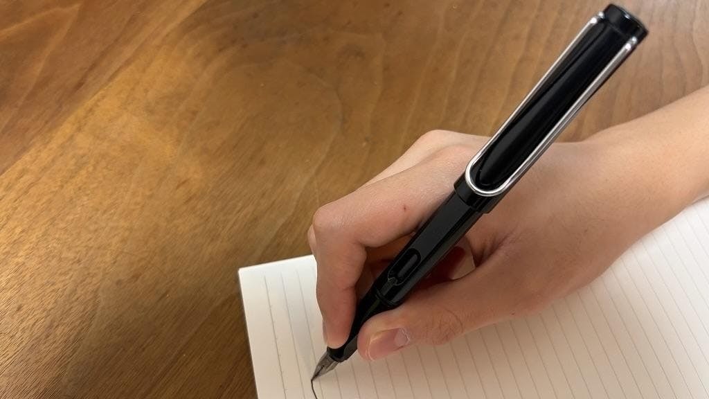 鋼筆開箱｜迎接新年，用鋼筆拉近手到心的距離，2026 年仍然使用 LAMY 拉米 Safari 的理由。