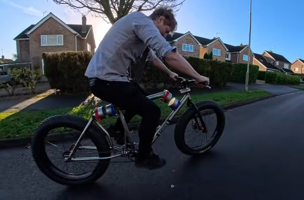 免彈簧免油壓 用磁鐵撐起來的避震自行車