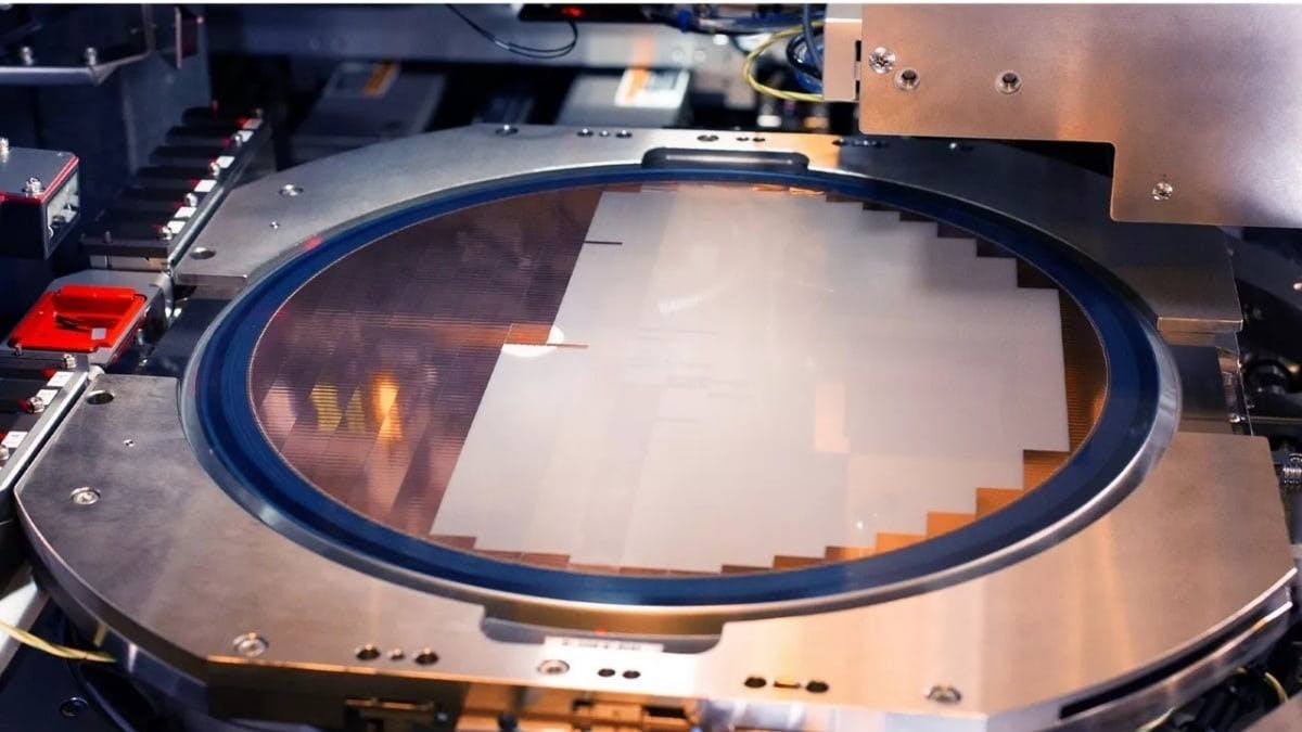 Intel 展示 14A 與 18A 混合封裝技術 單晶片整合 16 顆處理器與 24 個 HBM 高頻寬記憶體