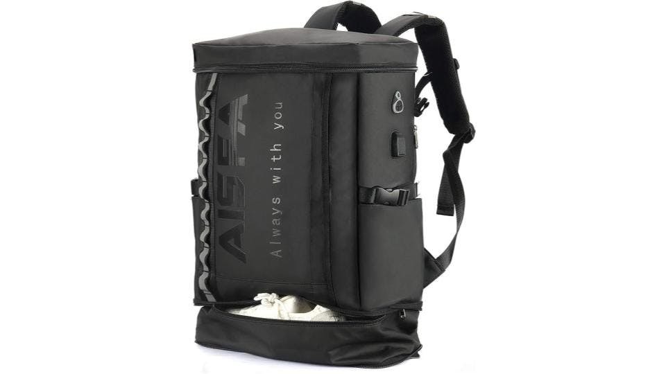 防災必備｜日本亞馬遜 AISFA 30L 背包：底部防水可放整雙鞋、反光條提高能見度，還能邊走邊充電。