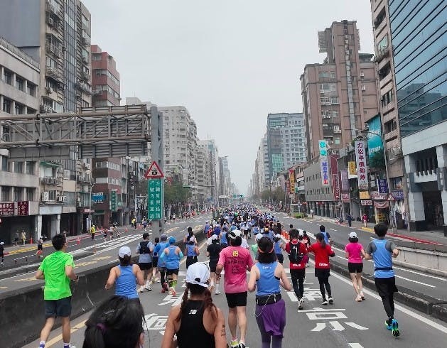 包含輪椅組別,共有28000人參與這場台灣年度馬拉松盛事。 包含輪椅組別,共有28000人參與這場台灣年度馬拉松盛事。