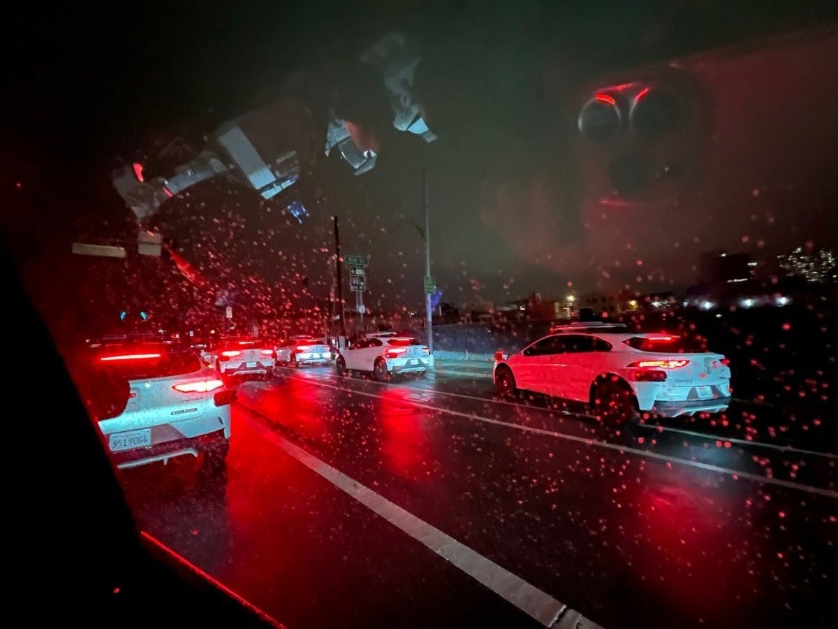 舊金山大規模停電導致號誌故障 Waymo 自駕車在路口受阻