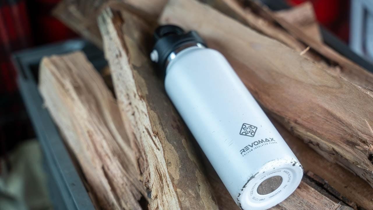 水壺實測｜rebomax 不鏽鋼瓶開箱，三點按壓獨特瓶蓋，追求開關的舒適感。