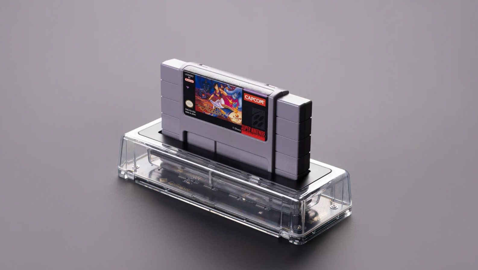 透明盒外型顛覆印象 超任化身極簡遊戲裝置