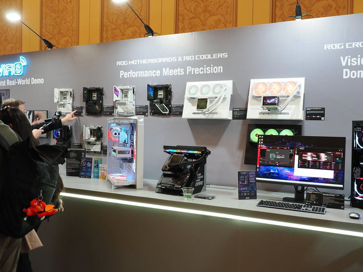 華碩CES 2026主機板新品聚焦AMD平台，並以CROSSHIRE X870E APEG 4-Rank展示AMD平台安裝CQDIMM