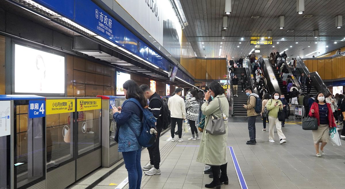 台北捷運禁用行動電源、發生意外將求償 手機沒電到站外才能充