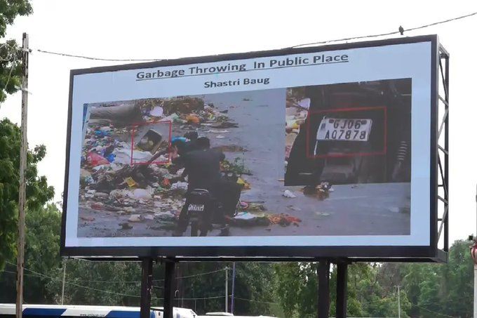 人在做監視器在看 印度把亂丟垃圾畫面直接放上大螢幕