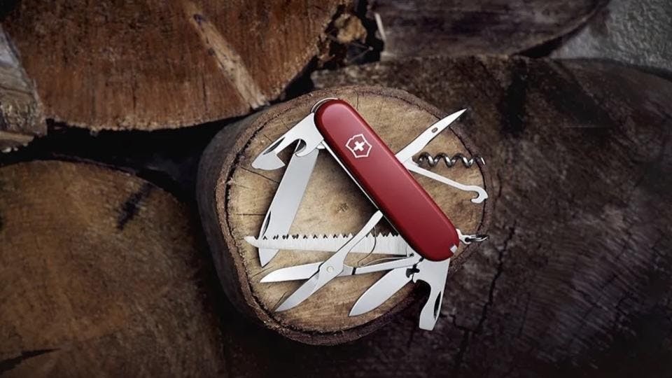 EDC 避難包必備!VICTORINOX 迷你瑞士刀,鑰匙大小卻有 7 種功能,日常與防災都超好用。