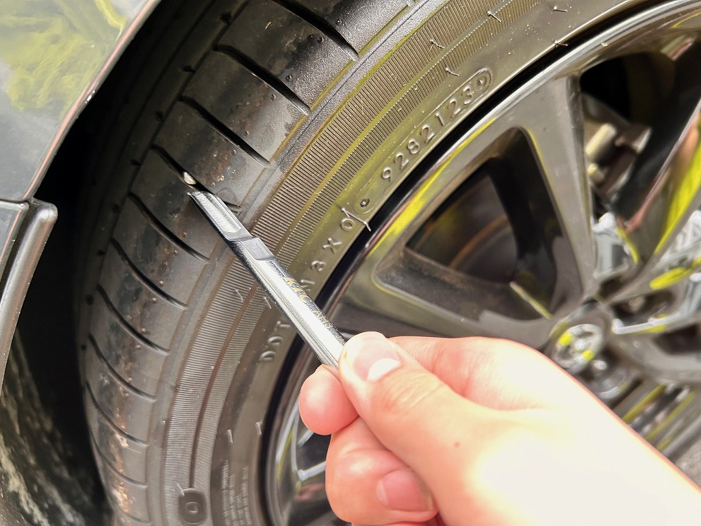 日本專業技師專用，這款京都機械工具輪胎石去除器，能瞬間取出卡在車胎裡的小石頭。