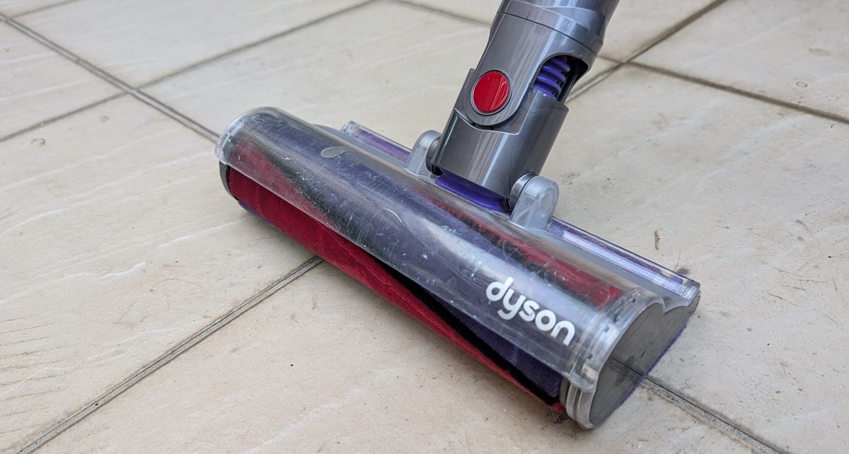 舊直立式無線吸塵器正確回收方法 回收前先拆解主機與電池、廢棄Dyson吸塵器這些通路能換錢